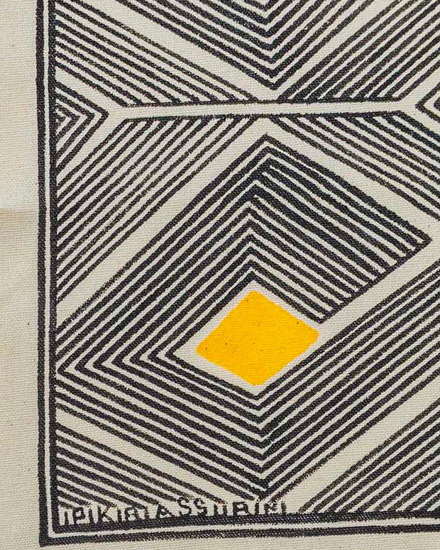 Grafismo em Tecido Preto Amarelo e Branco Asurini