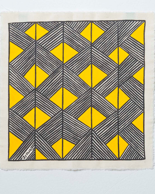 Grafismo Asurini Preto, Branco e Amarelo, Triângulos · 25 × 25 cm