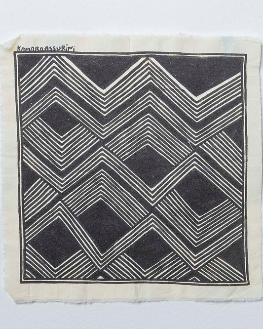 Grafismo Asurini Preto e Branco, Zigue-zague · 25 × 25 cm