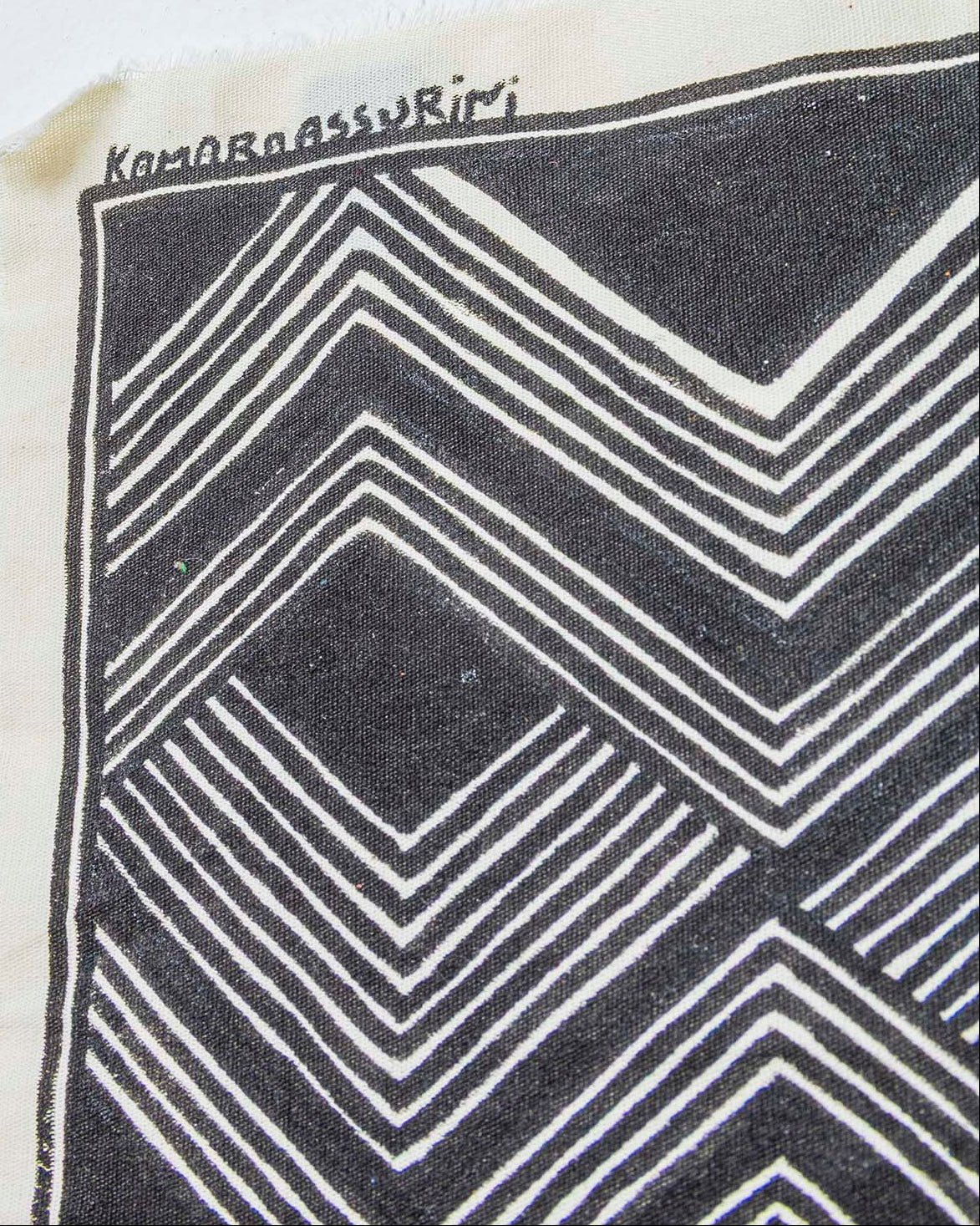 Grafismo em Tecido Preto e Branco Asurini