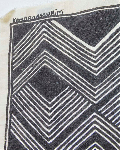 Grafismo em Tecido Preto e Branco Asurini