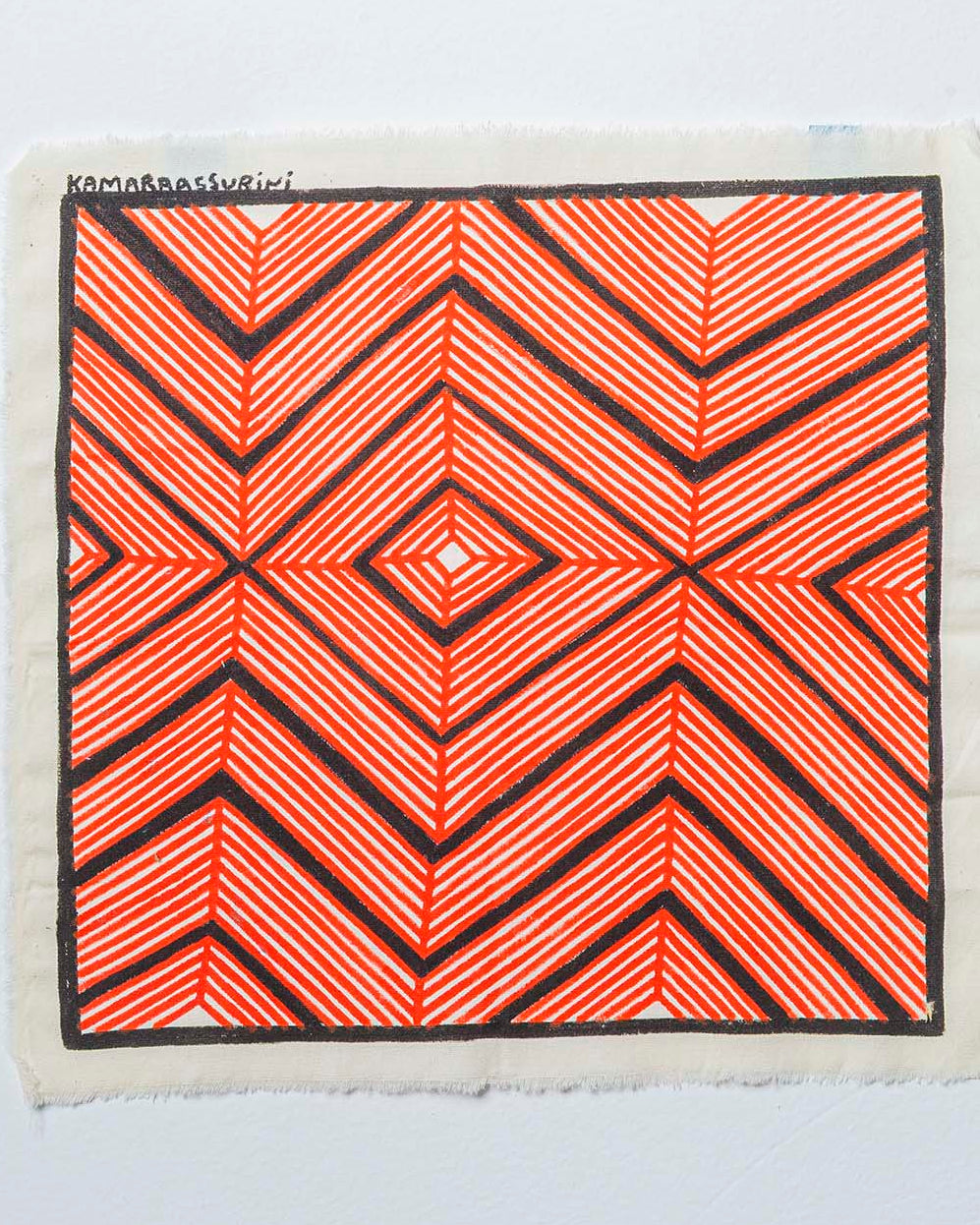 Grafismo em Tecido Preto Vermelho e Branco Asurini