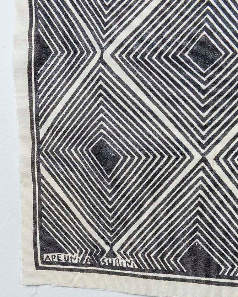 Grafismo em Tecido Preto e Branco Asurini