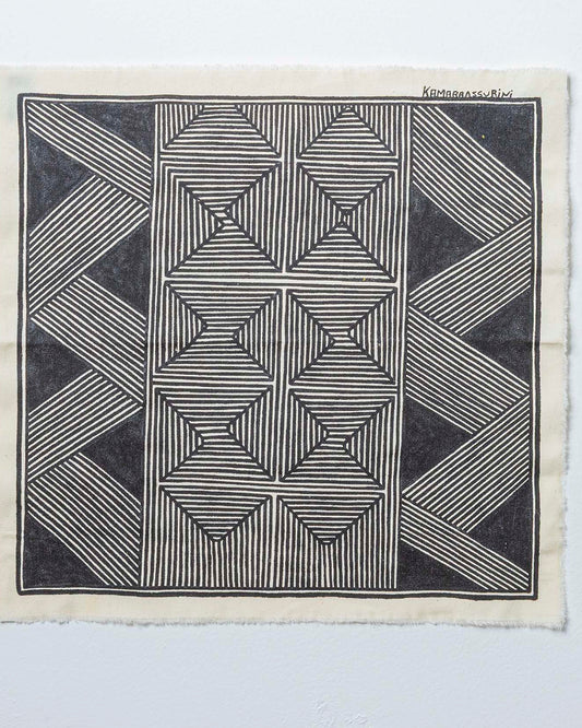 Grafismo Asurini Preto e Branco, Triângulos Laterais · 30 × 30 cm