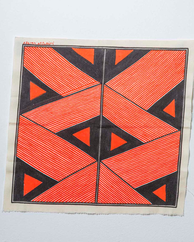 Grafismo em Tecido Preto Vermelho e Branco Asurini