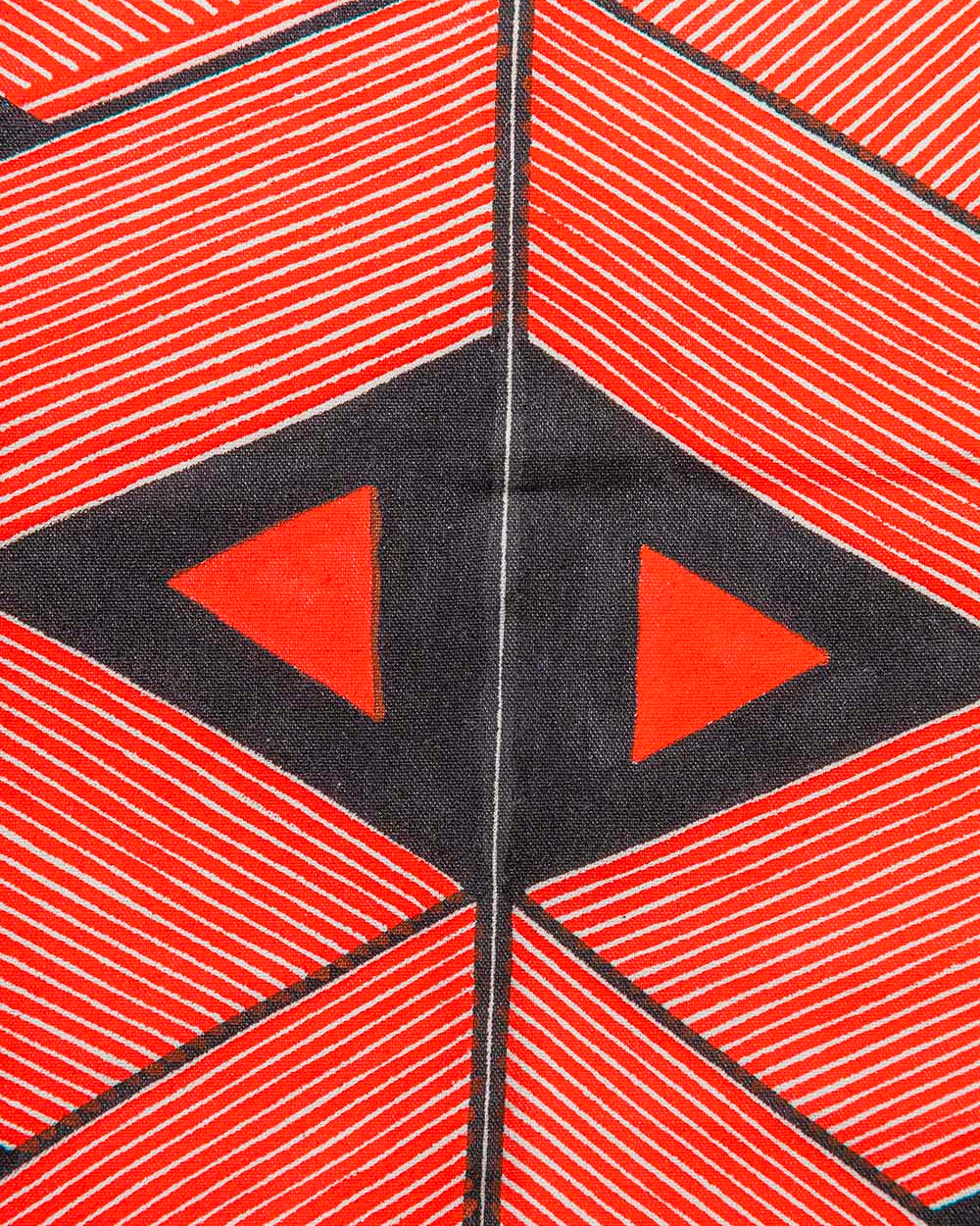 Grafismo em Tecido Preto Vermelho e Branco Asurini