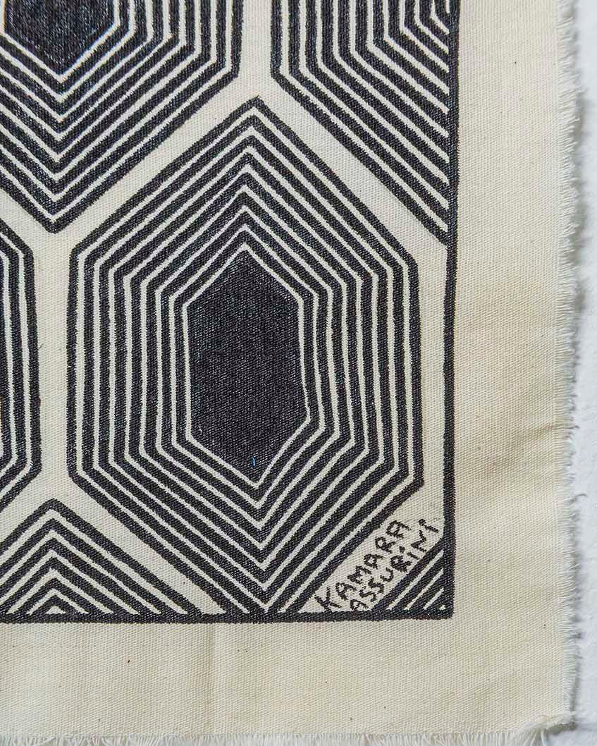 Grafismo em Tecido Preto e Branco Asurini