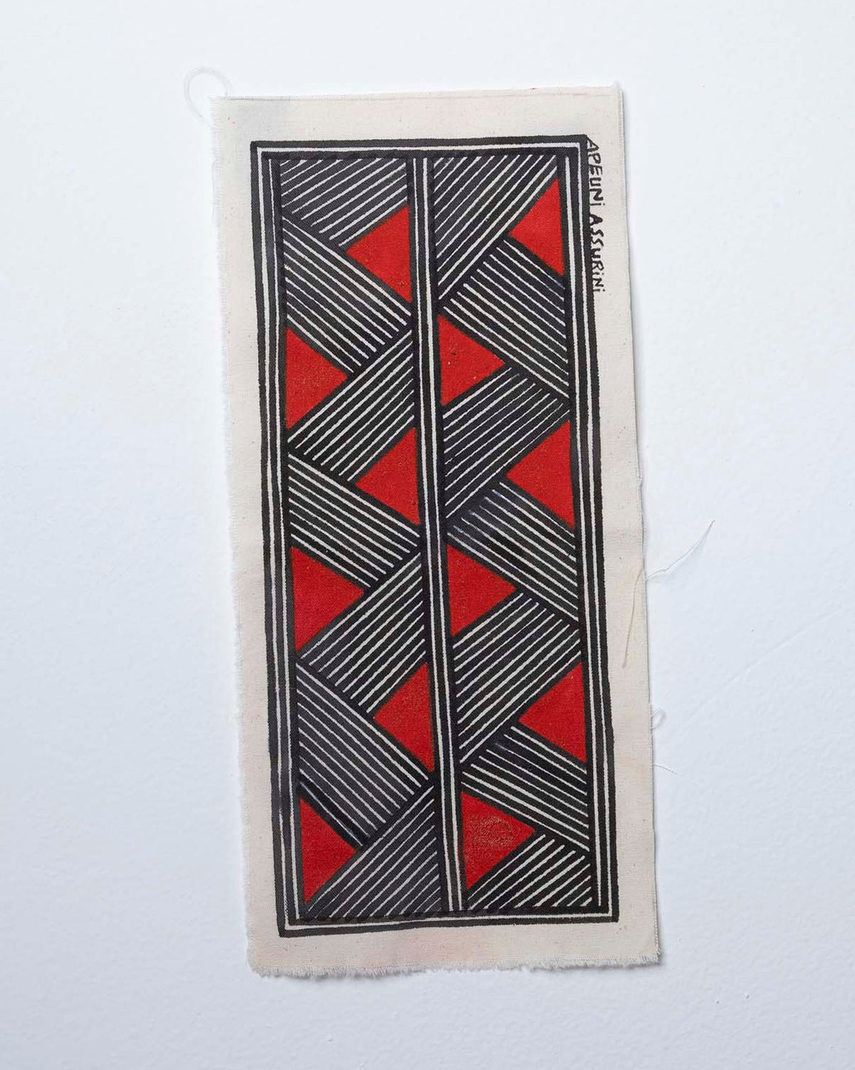 Grafismo em Tecido Preto Vermelho e Branco Asurini