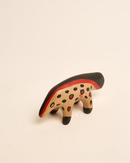 Bichinho de Cerâmica Waura Preto Vermelho e Bege