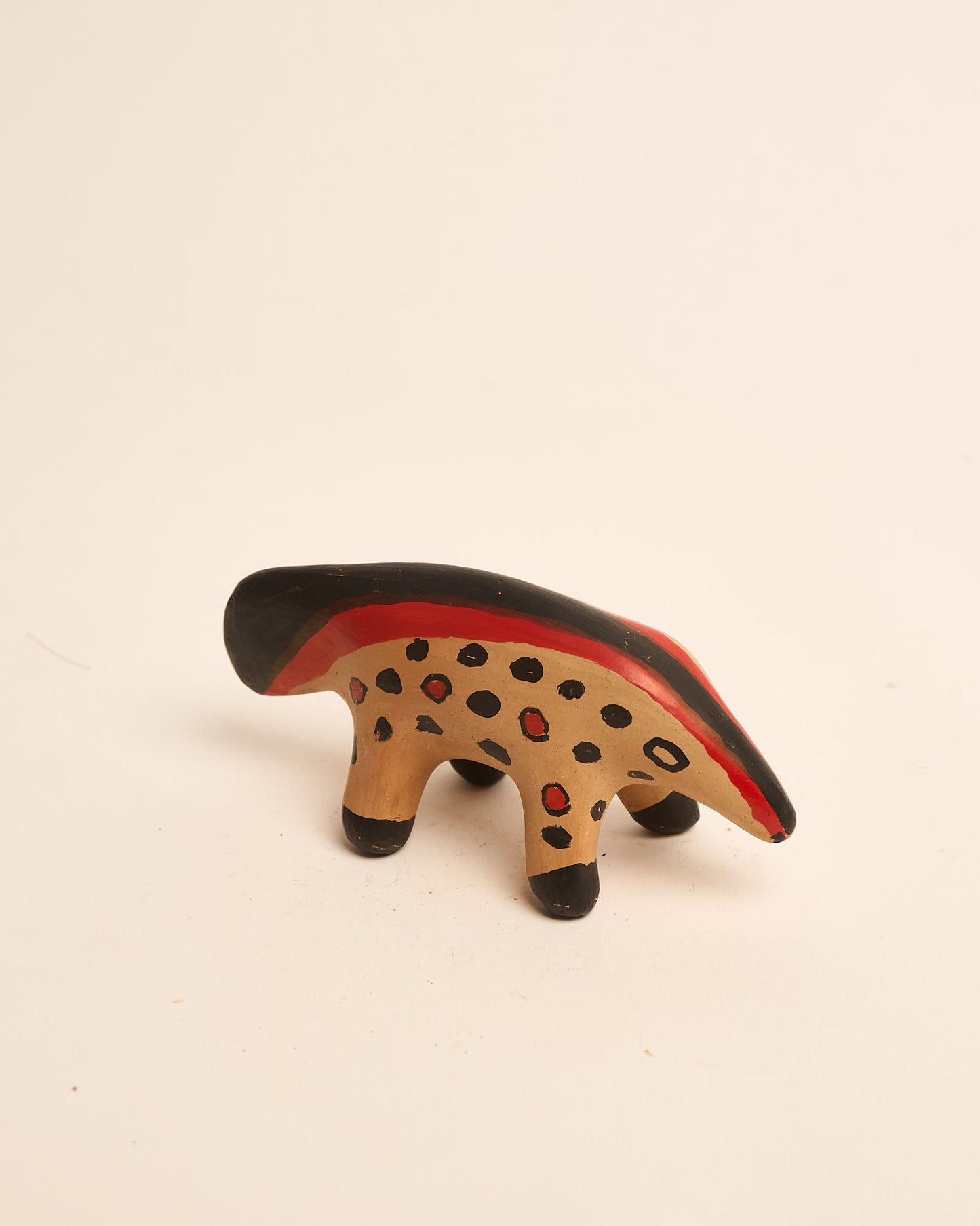 Bichinho de Cerâmica Waura Preto Vermelho e Bege