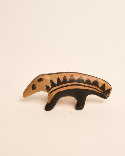 Bichinho de Cerâmica Waura Preto e Bege