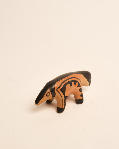 Bichinho de Cerâmica Waura Preto e Bege