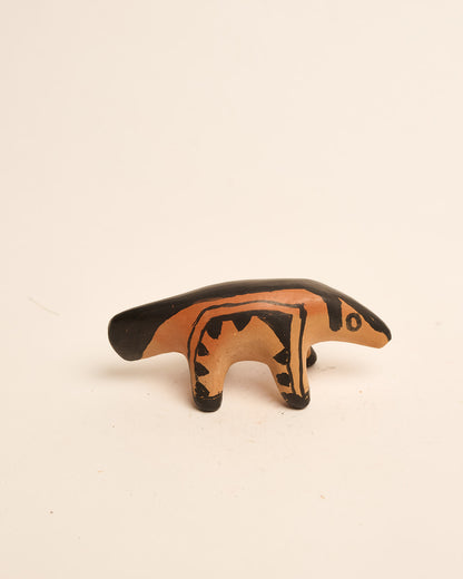 Bichinho de Cerâmica Waura Preto e Bege