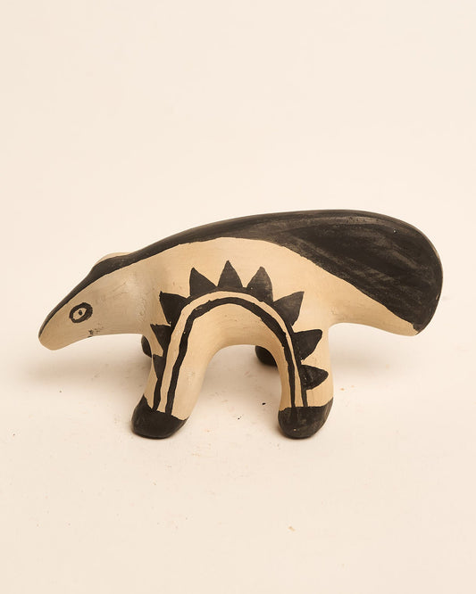 Bichinho de Cerâmica Waura Preto e Bege