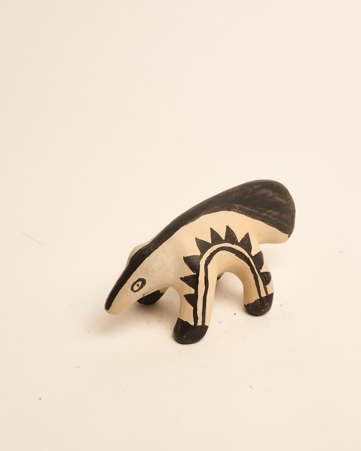 Bichinho de Cerâmica Waura Preto e Bege