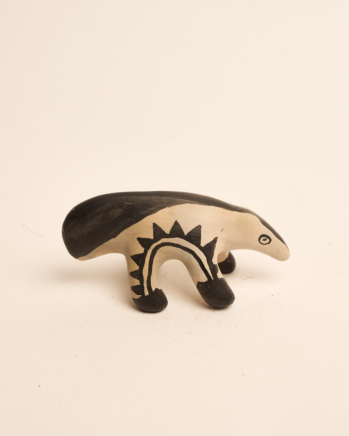Bichinho de Cerâmica Waura Preto e Bege