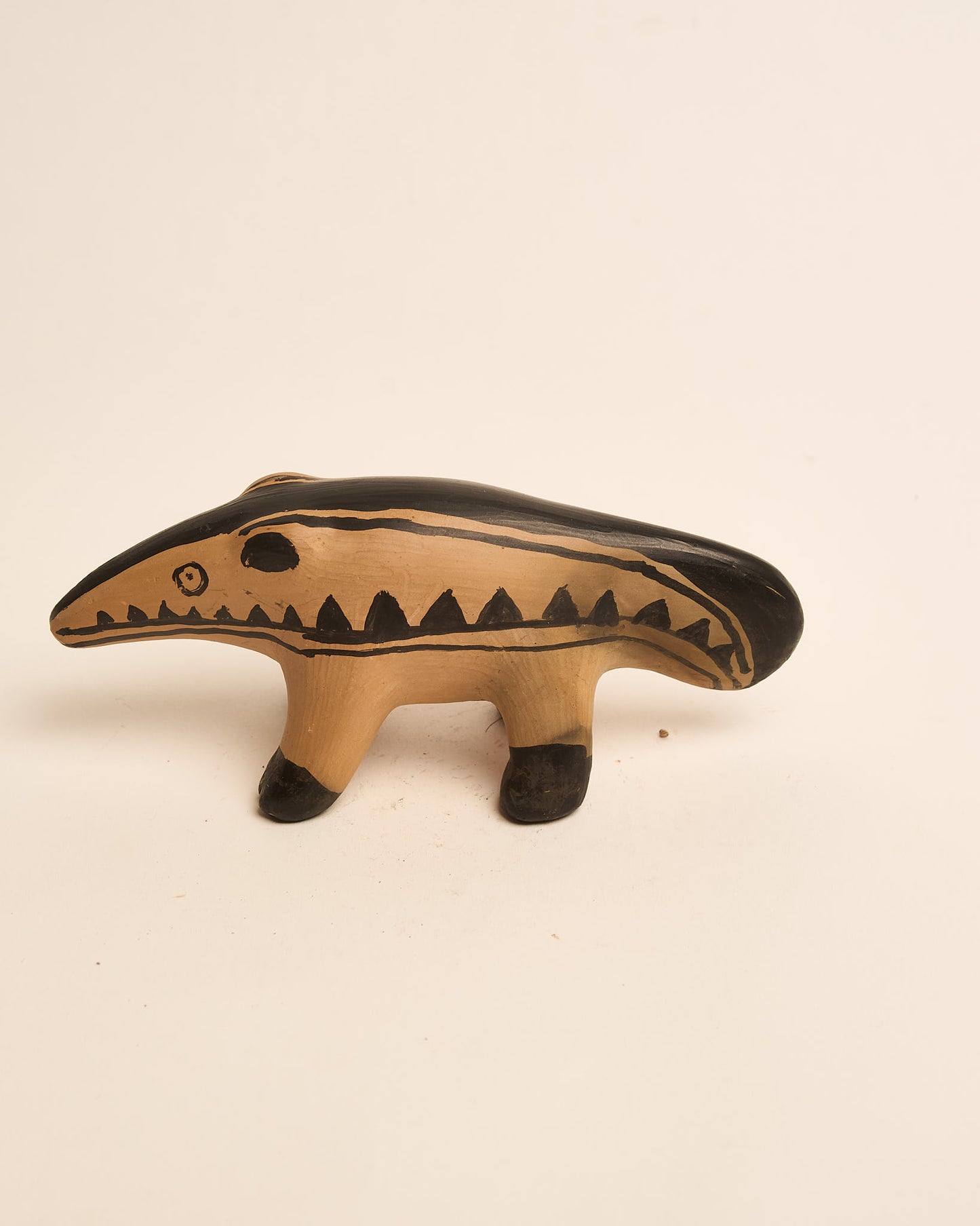 Bichinho de Cerâmica Waura Bege e Preto
