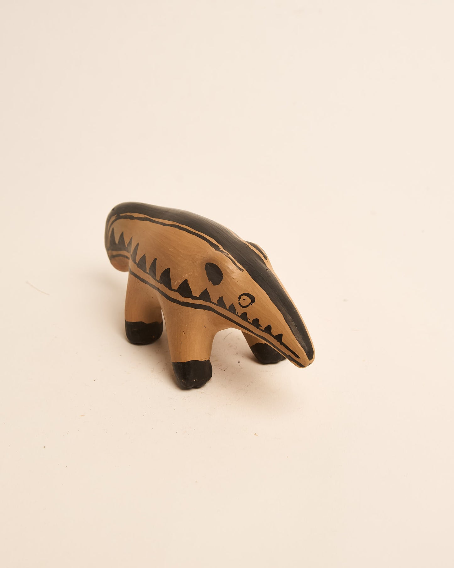 Bichinho de Cerâmica Waura Bege e Preto