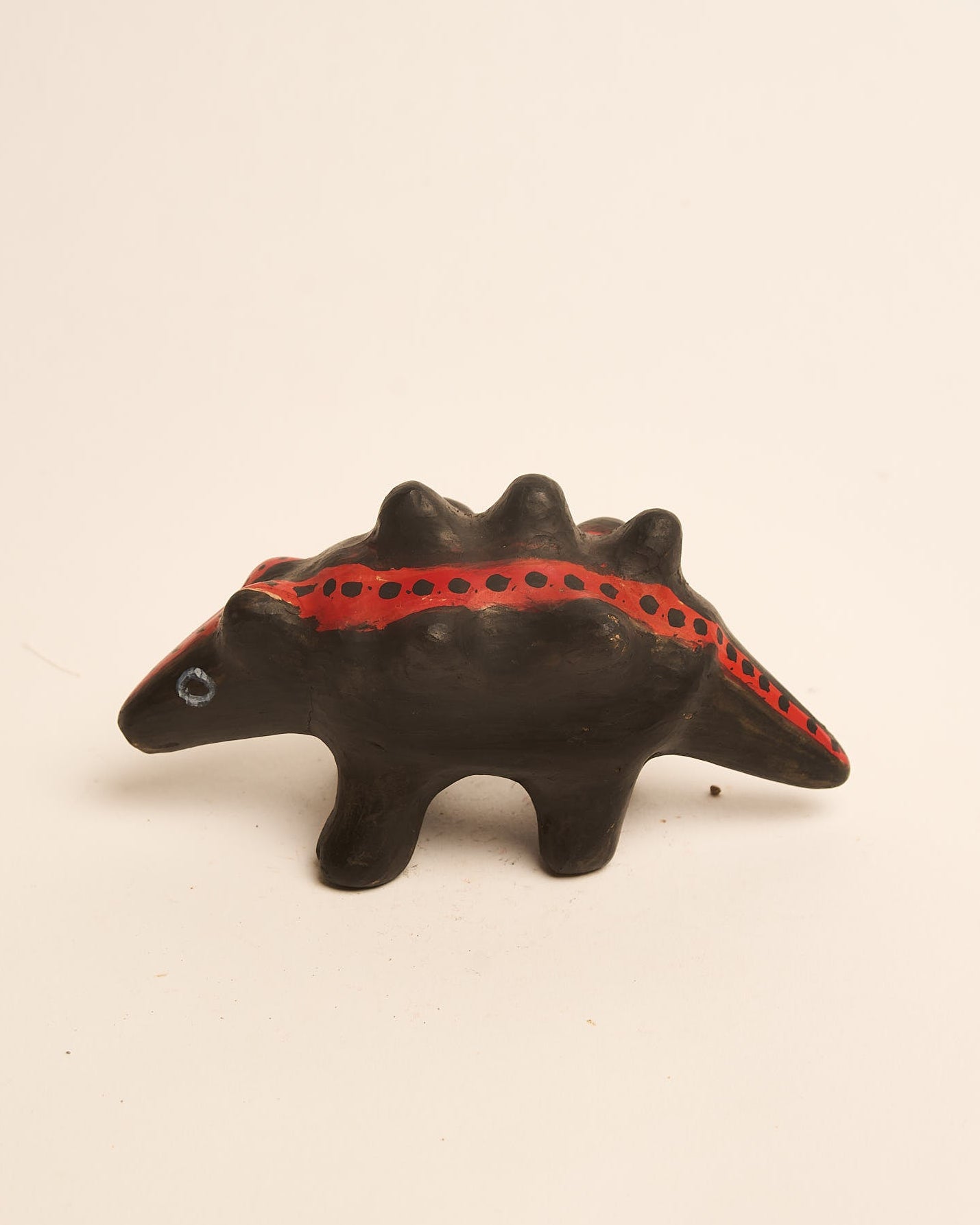 Bichinho de Cerâmica Waura Preto e Vermelho