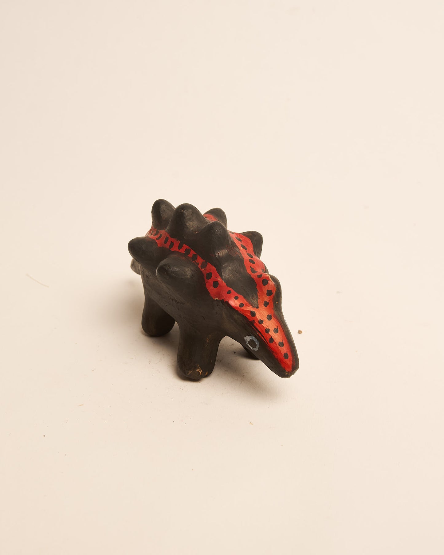 Bichinho de Cerâmica Waura Preto e Vermelho