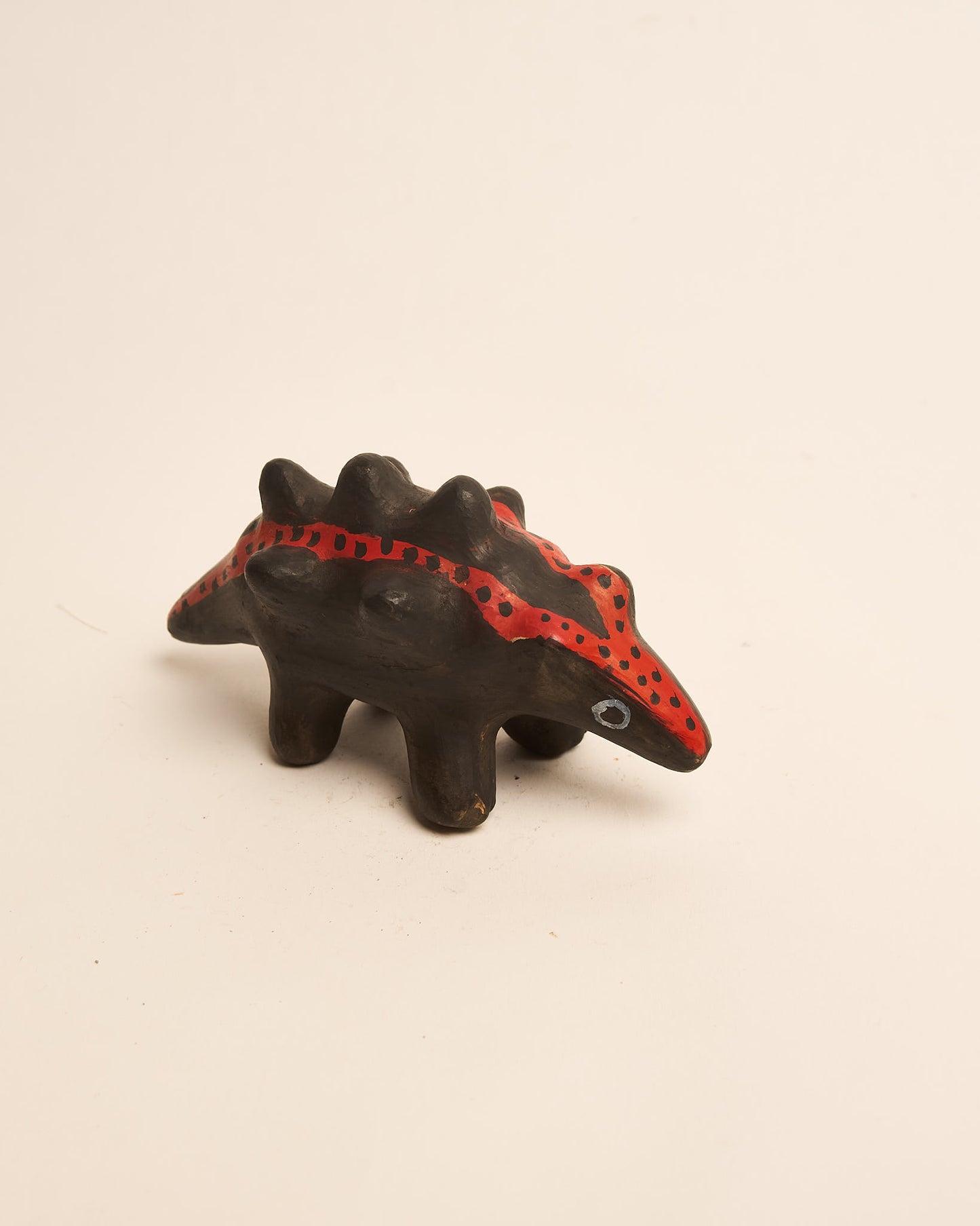 Bichinho de Cerâmica Waura Preto e Vermelho