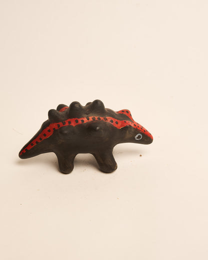 Bichinho de Cerâmica Waura Preto e Vermelho