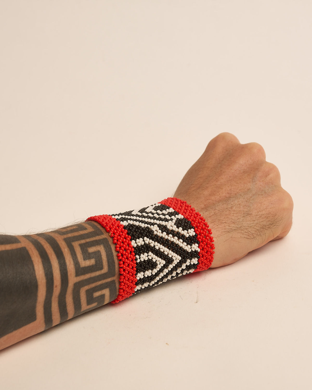 Pulseira de Miçanga Preto Branca e Vermelho fio Elástico Povo Kamayurá