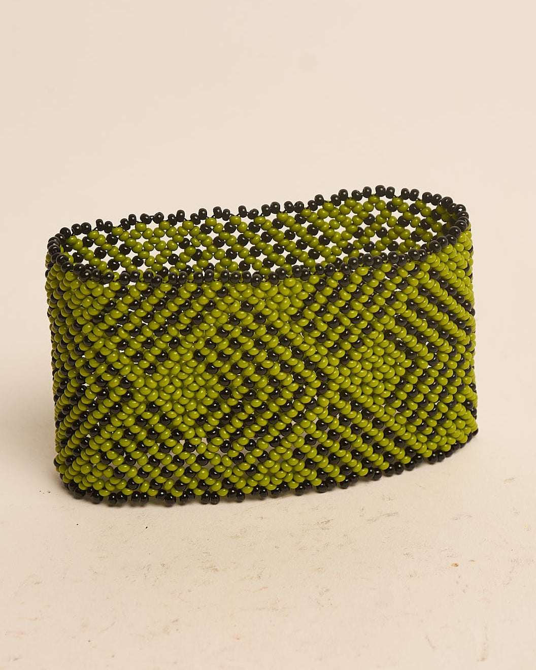 Pulseira de Miçanga Verde e Preto Fio Elástico Povo Waura