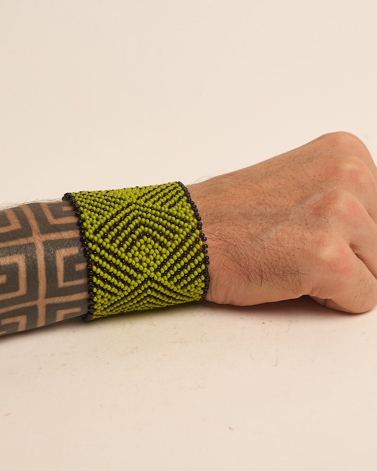 Pulseira de Miçanga Verde e Preto Fio Elástico Povo Waura