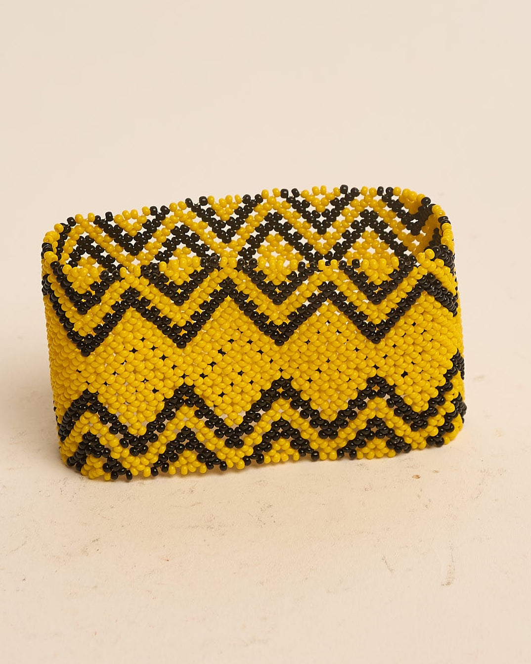 Pulseira de Miçanga Amarela e Preta Fio Elástico Povo Waura