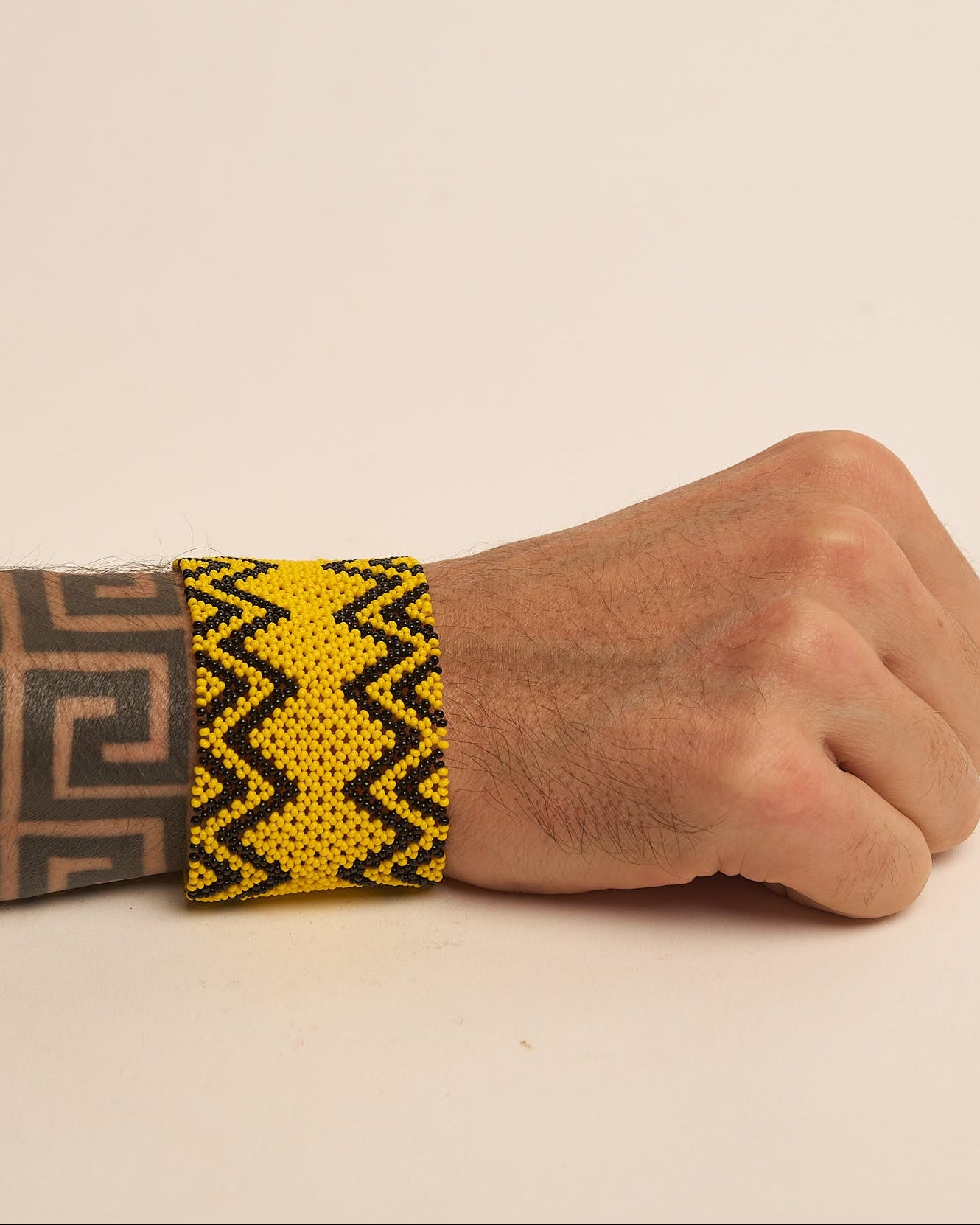 Pulseira de Miçanga Amarela e Preta Fio Elástico Povo Waura