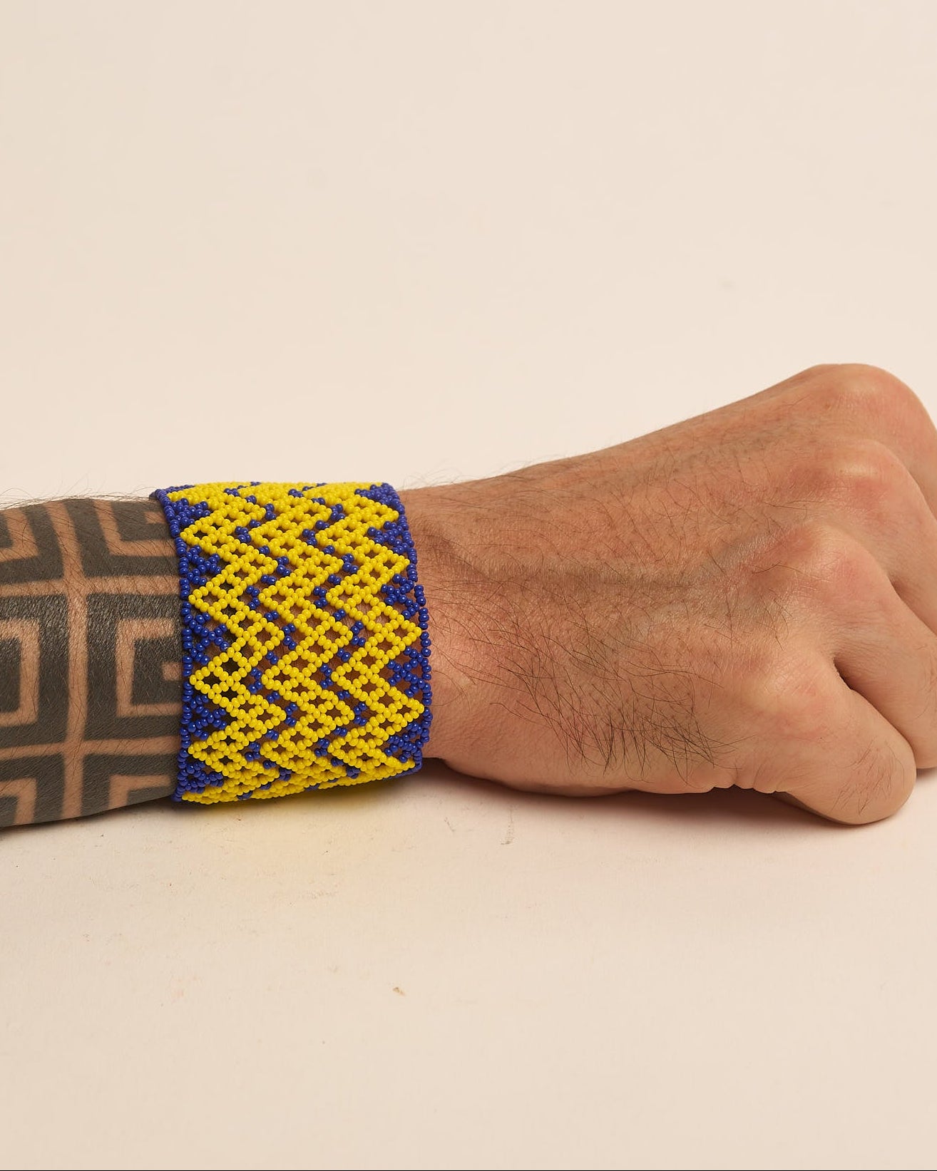 Pulseira de Miçanga Amarela e Azul Fio Elástico Povo Waura