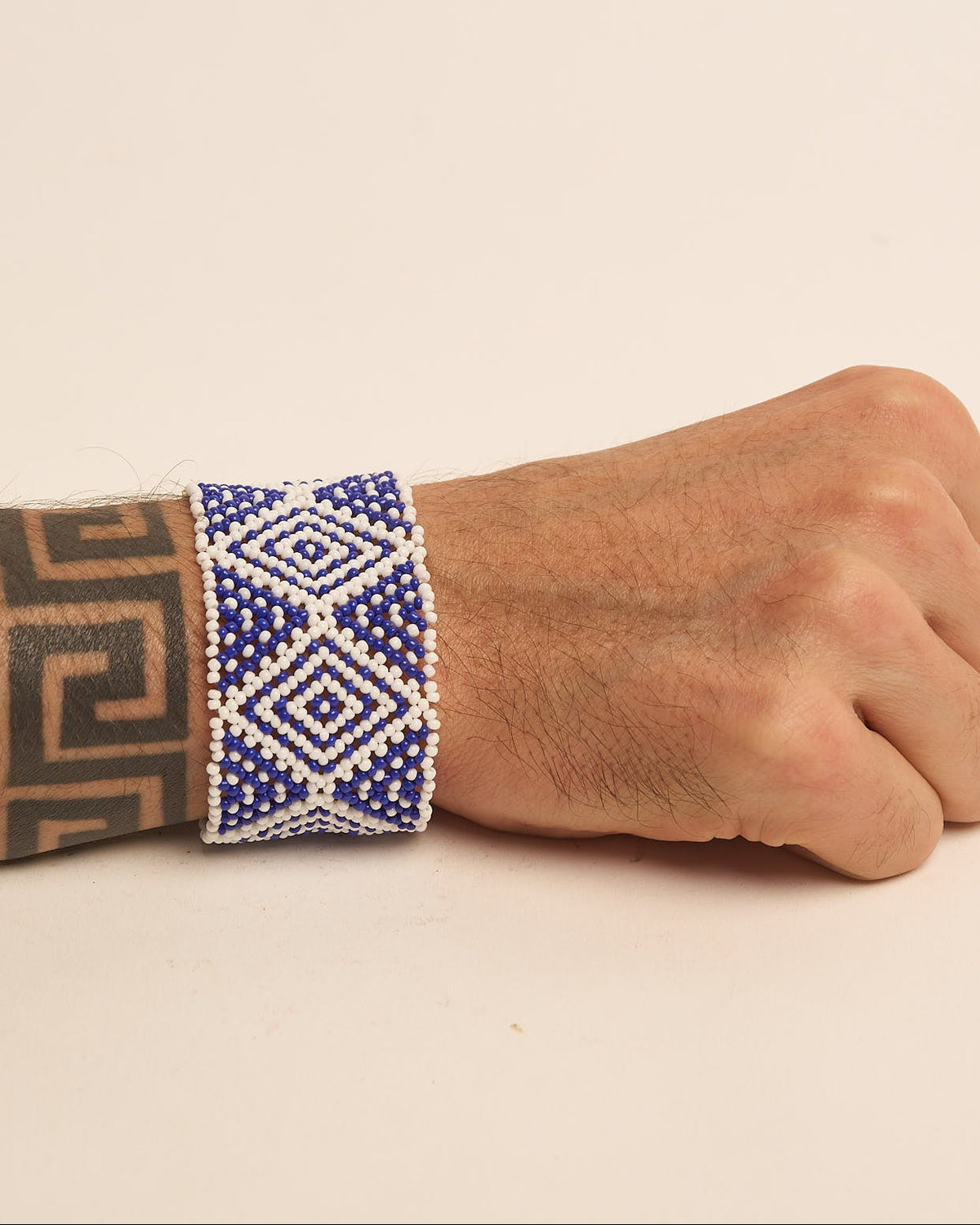 Pulseira de Miçanga Azul e Branca Fio Elástico Povo Waura
