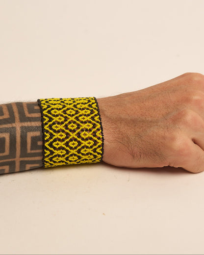 Pulseira de Miçanga Amarela e Preta Fio Elástico Povo Waura