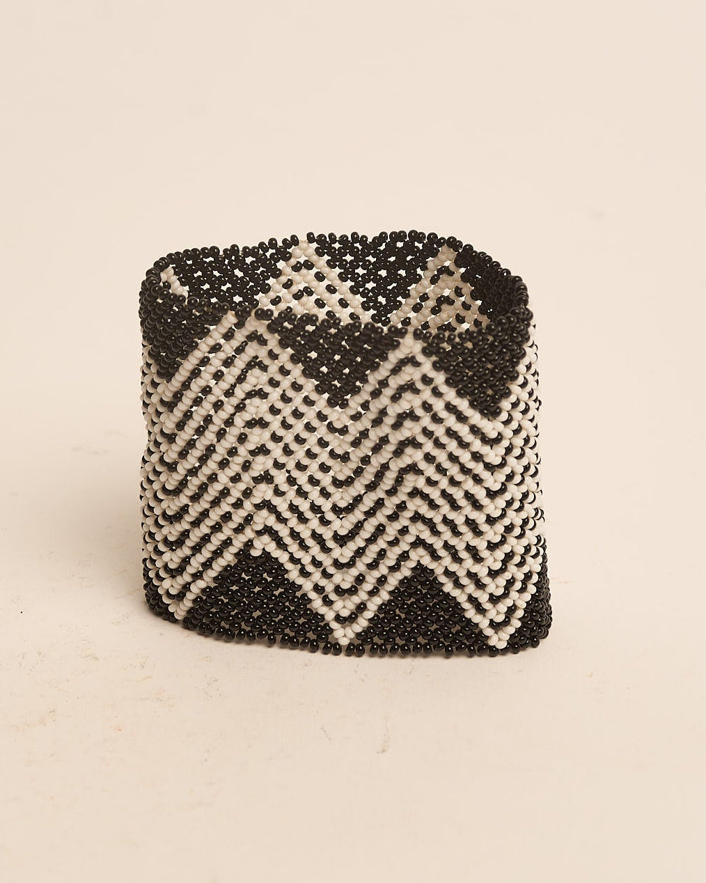 Pulseira de Miçanga Preto e Branco Fio Elástico Povo Waura