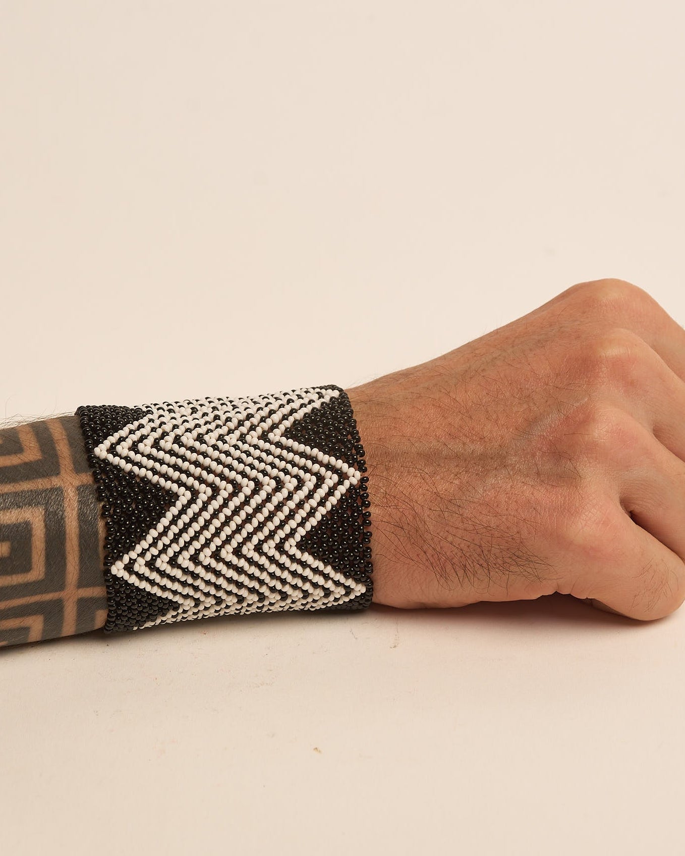 Pulseira de Miçanga Preto e Branco Fio Elástico Povo Waura