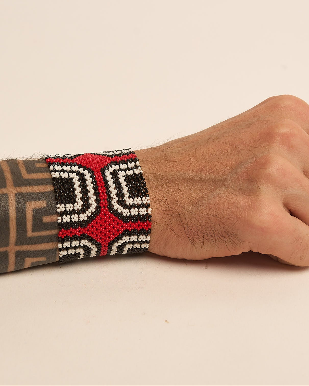 Pulseira de Miçanga Vermelha Preta e Branco Fio Elástico Povo Waura
