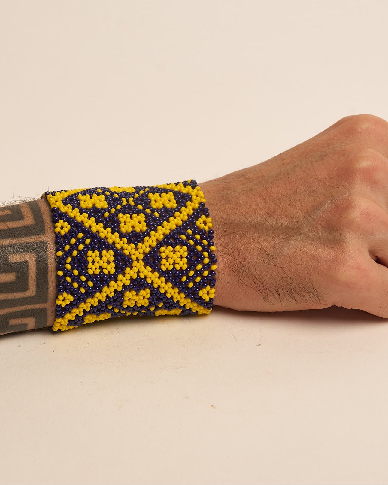 Pulseira de Miçanga Amarela e Azul Fio Elástico Povo Waura