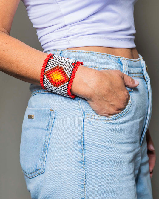 Pulseira de Miçanga Branca Preta e Vermelha fio Elástico Povo Kamayurá