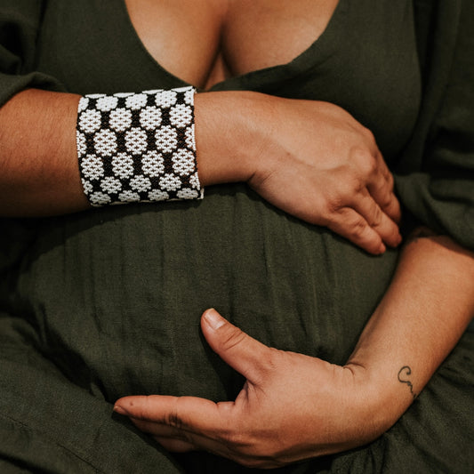 Pulseira de Miçanga Branca e Preta Fio de Nylon Povo Kayapó