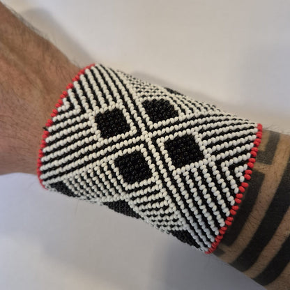 Pulseira de Miçanga Preta Baranca e Vermelha fio Elástico Povo Kamayurá
