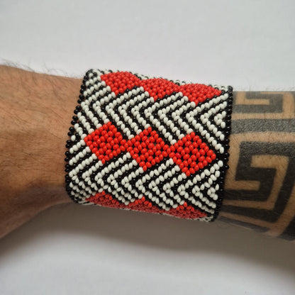 Pulseira de Miçanga Vermelha Preta e Branca fio Elástico Povo Kamayurá