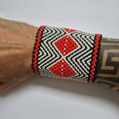 Pulseira de Miçanga Vermelha Preta e Branca fio Elástico Povo Kamayurá