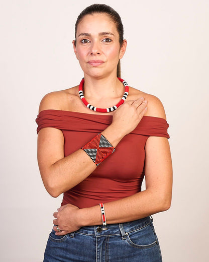 Pulseira de Miçanga Branca Preta e Vermelha fio Elástico Povo Kamayurá