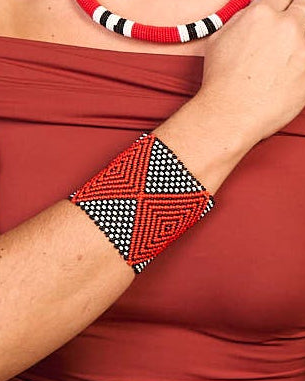 Pulseira de Miçanga Branca Preta e Vermelha fio Elástico Povo Kamayurá