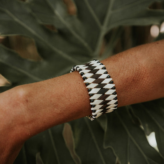 Pulseira de Madeira Branca Preta e Marrom cm Povo Xakriabá