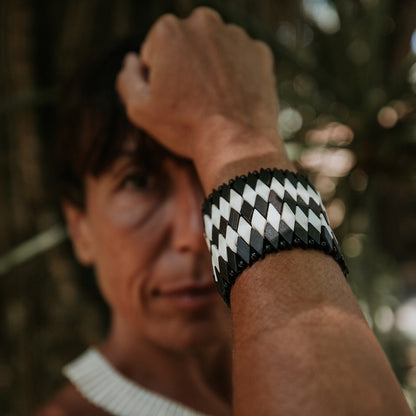 Pulseira Indígena de Madeira Itapicuru Branca e Preta Povo Xakriabá