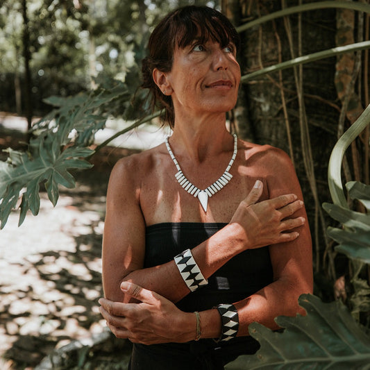 Pulseira Indígena de Madeira Itapicuru Branca e Preta Povo Xakriabá