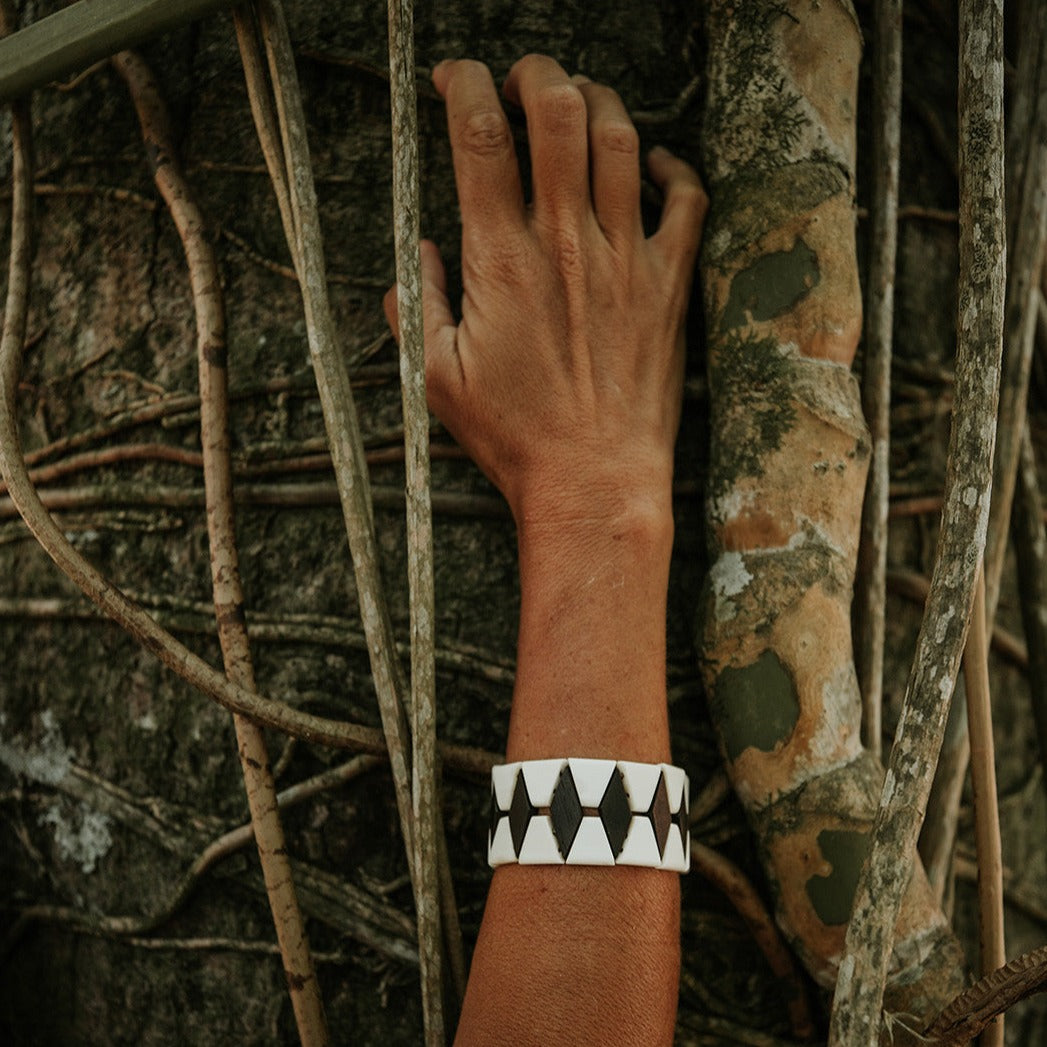 Pulseira Indígena de Madeira Itapicuru Preta e Branca Povo Xakriabá