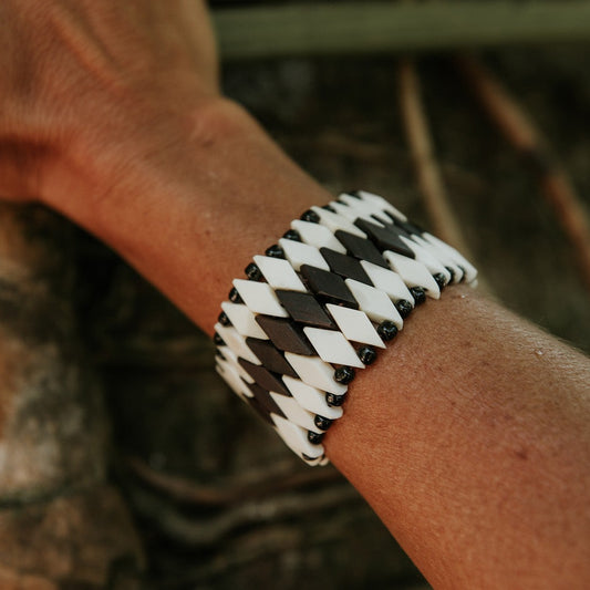 Pulseira Indígena de Madeira 16cm Branca e Preta Povo Xakriabá